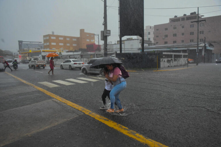 Vaguada seguirá generando lluvias en el país y varias provincias siguen en alerta