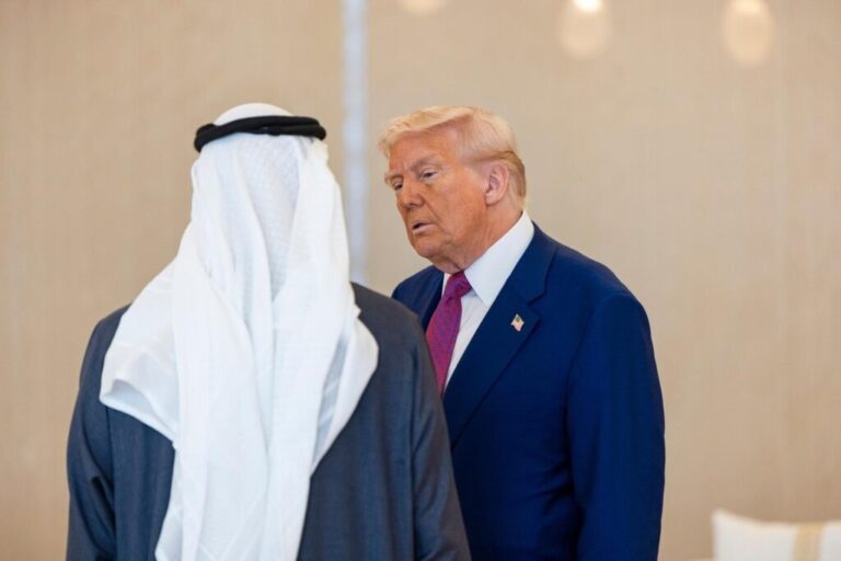 Trump regresa con "billones" en negocio de su gira al Golfo, pero con nudos diplomáticos