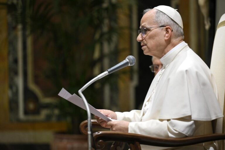 León XIV dice que es "esencial" construir la paz "poniéndose del lado de las víctimas"