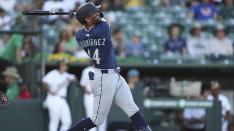 Santana y Rodríguez brillan con jonrones decisivos en victorias de Guardians y Mariners