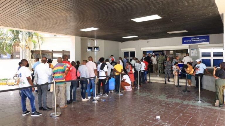 Haitianos acuden a Migración para renovar permisos, pero enfrentan trabas con el pasaporte