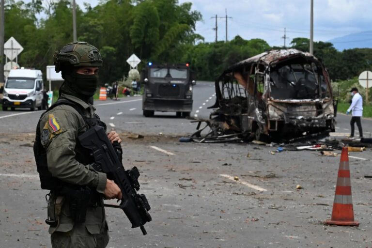 Ataques con disparos y explosivos de guerrilleros dejan siete muertos en Colombia