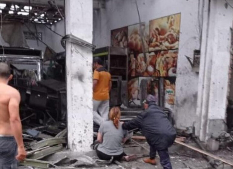 Negocios y viviendas afectadas por explosiones de carros bomba en Colombia