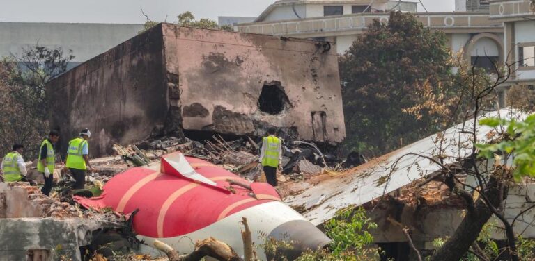 Cajas negras y ADN: ¿Cómo se investiga un accidente de avión como en de la India?