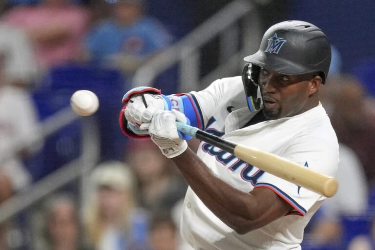 Wagaman y Jesús Sánchez impulsan a los Marlins a cortar la racha ganadora de los Filis