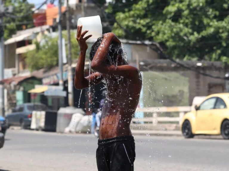 Presencia de polvo del Sahara mantiene cielo opaco y calor intenso