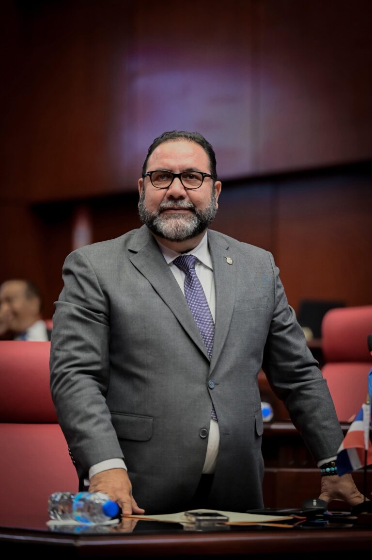 Senador Rogelio Genao salen defensa de los productores de ajo