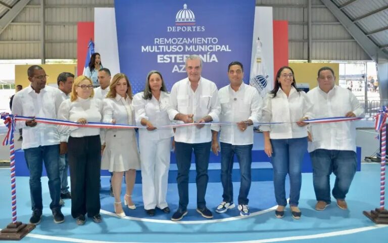Luis Abinader y Kelvin Cruz entregan multiusos