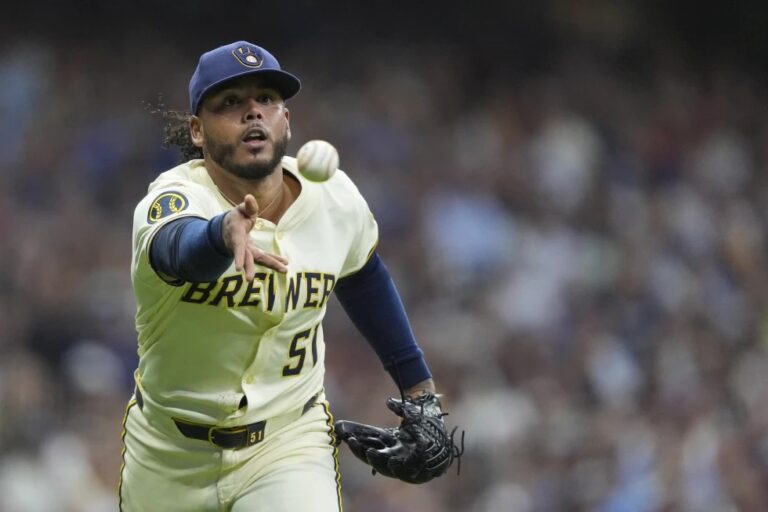 Décima victoria para Freddy Peralta en paliza de Cerveceros 9-1 sobre Dodgers