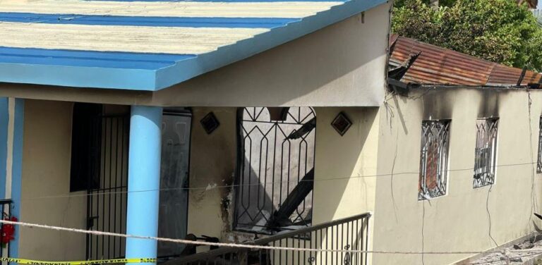 Mueren pareja de esposos y sus tres hijos menores en un incendio en Santiago