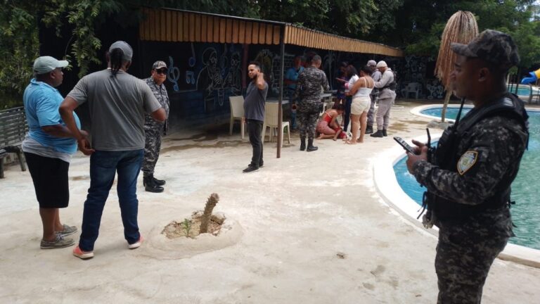 Muere niño de 5 años de edad en una piscina de Santiago Oeste