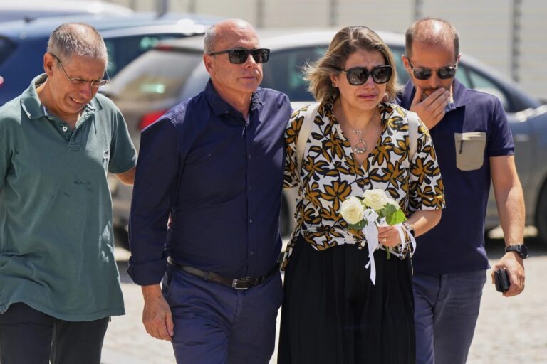 La familia del jugador del Liverpool Diogo Jota se reúnen en la capilla antes del velatorio y el funeral
