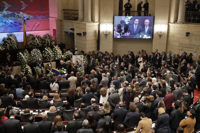 La clase política colombiana y familiares llenan el Capitolio para despedir a Uribe Turbay