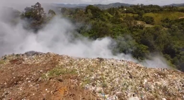 Regidores declaran en estado de emergencia sanitaria el vertedero de Jarabacoa por incendio de 27 días 