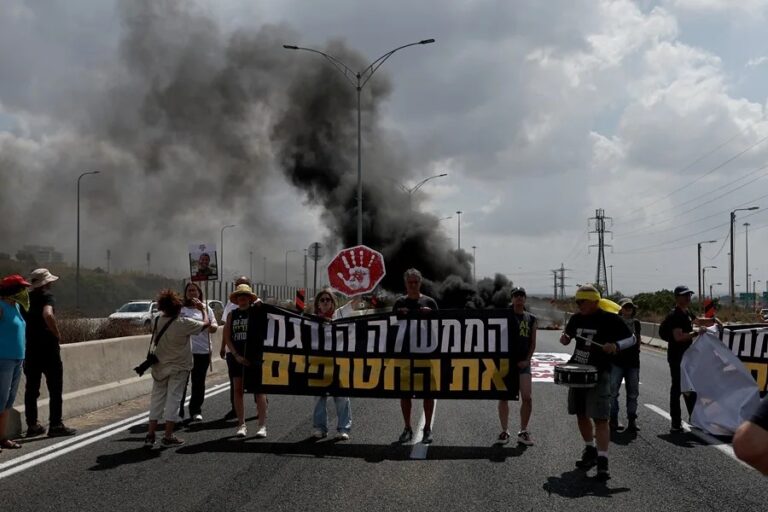Manifestantes israelíes exigen alto el fuego bloqueando carreteras