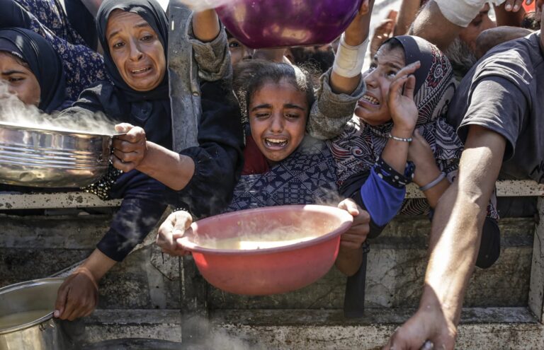 Los ataques israelíes contra Gaza dejan 90 muertos el domingo, 29 mientras buscaban comida