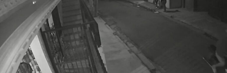 Asaltan a mujer mientras caminaba con su hija de cuatro años en Jarabacoa; arrestan a dos hombres
