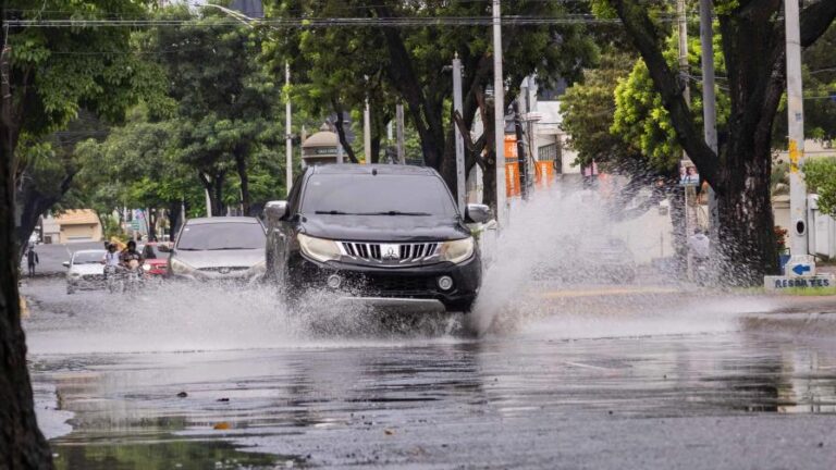 Aguaceros y tronadas continuarán este fin de semana por vaguada y onda tropical