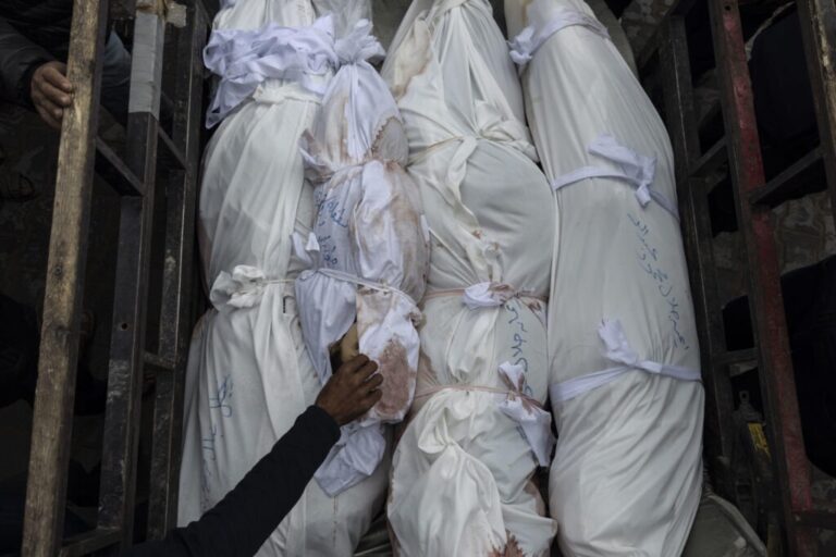 Israel mata a cerca de 100 gazatíes el domingo y sigue bombardeando la ciudad de Gaza
