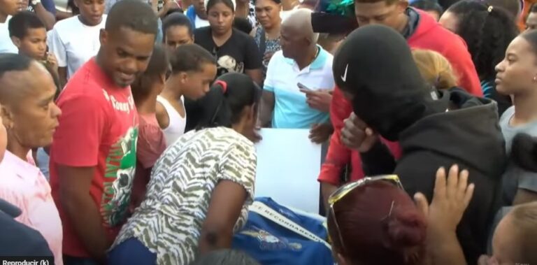 Con dolor y deseo de justicia, sepultan restos de Yostín Peralta, el niño especial de Los Mina que fue violado y asesinado