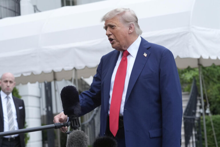 Trump dice que EEUU atacó a un barco cargado con drogas proveniente de Venezuela