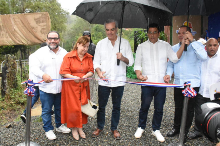 Abinader inaugura una carretera que impulsará el ecoturismo en Constanza
