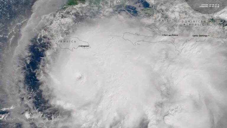 El huracán Melissa, de categoría 5, azota Jamaica con vientos y lluvias devastadores