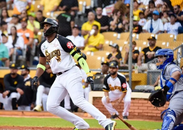 Las Águilas blanquean al Licey en el primer enfrentamiento de la temporada
