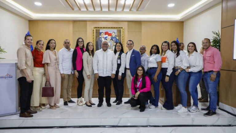 Gobierno entrega RD$50 millones en créditos a 232 prestatarios en Constanza afectados por Melissa