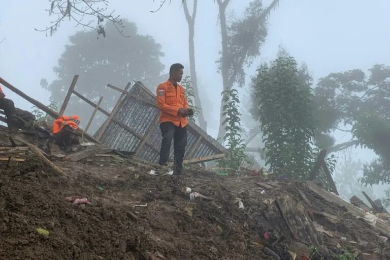 Ascienden a 49 los muertos en Indonesia por inundaciones y corrimientos de tierra