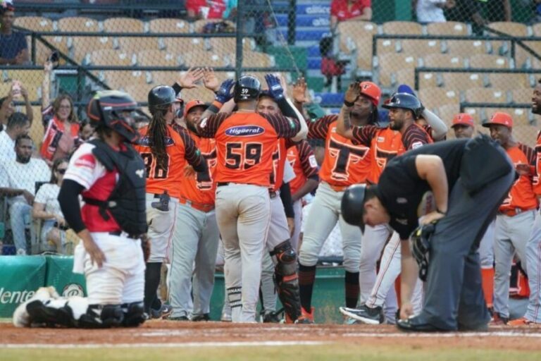 Ronaldo Hernández, Eloy Jiménez y Jeimer Candelario lideran paliza de los Toros sobre los Leones