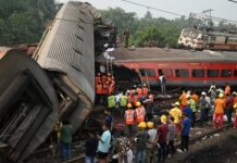 Al menos 11 muertos y más de 20 heridos tras brutal choque de trenes en la India