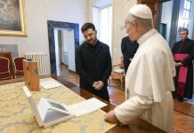 El papa expresa a Zelenski su «urgente deseo» de que el diálogo lleve a una paz justa