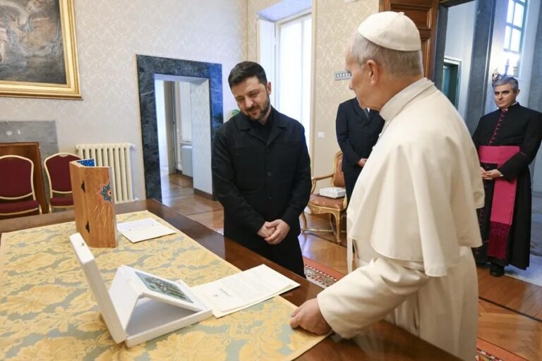 El papa expresa a Zelenski su «urgente deseo» de que el diálogo lleve a una paz justa