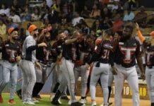 De la Cruz, Muñoz y Lantigua disparan jonrones en contundente victoria taurina en Santiago