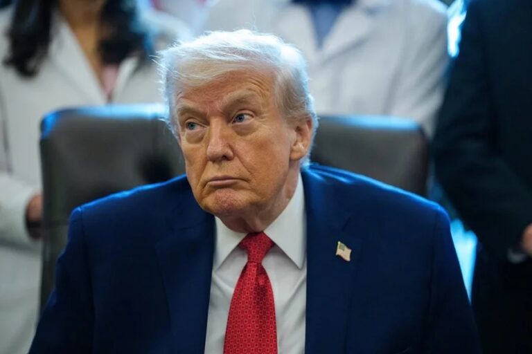 Trump voló al menos 8 veces en el avión privado de Epstein, según nuevos archivos del caso