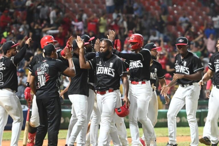 Leones dejan en el terreno a los Toros y se quedan solos en la cima del Round Robin