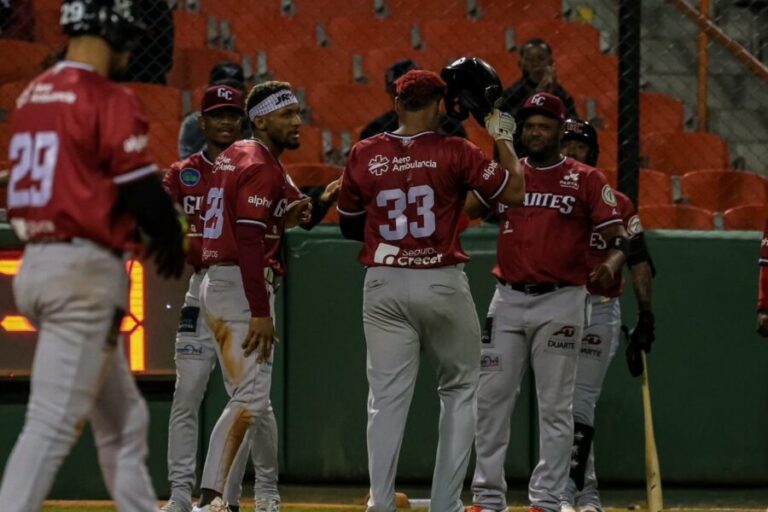 Deyvison de los Santos batea triple decisivo en remontada de los Gigantes sobre los Toros