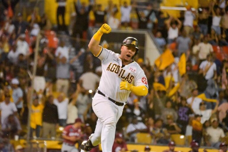 Julio Rodríguez deja en el terreno a los Gigantes y da triunfo a las Águilas en la décima