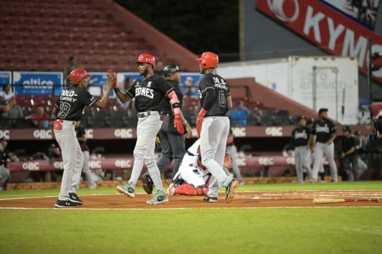 Leones del Escogido se acercan a la final tras vencer a Gigantes en San Francisco