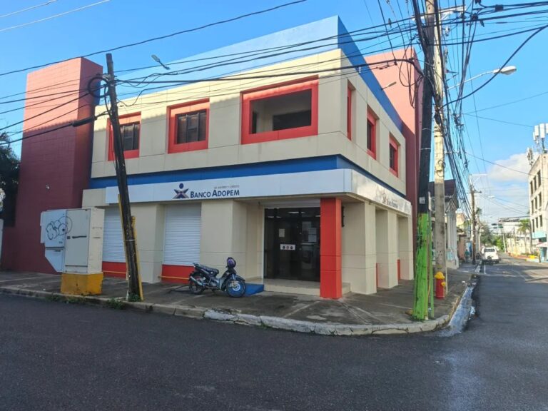 Desconocidos penetran a sucursal bancaria en La Vega