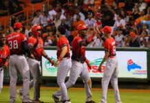 Lake y Navarro acercan al Escogido a la gloria sobre Toros