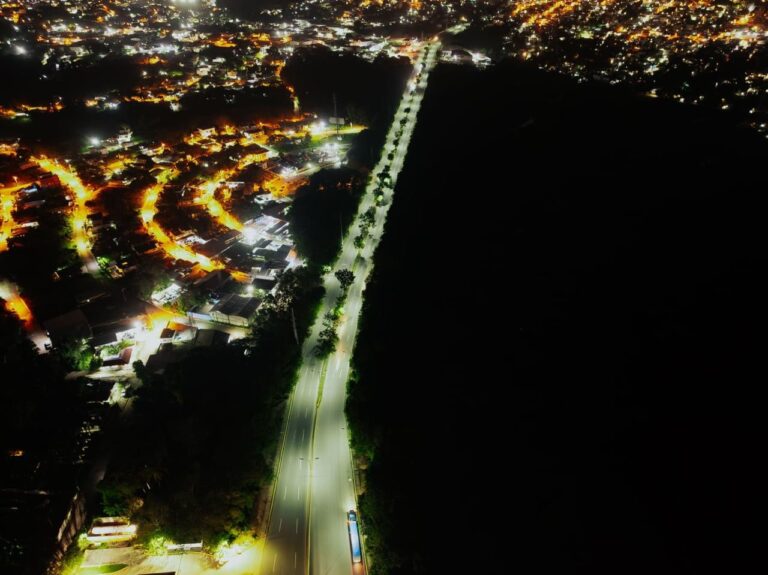 RD Vial refuerza la iluminación en la región Sur con la instalación de lámparas solares LED