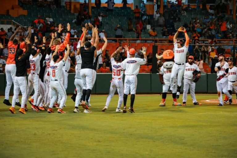Toros remontan ante Leones guiados por Yairo y siguen firmes en segundo