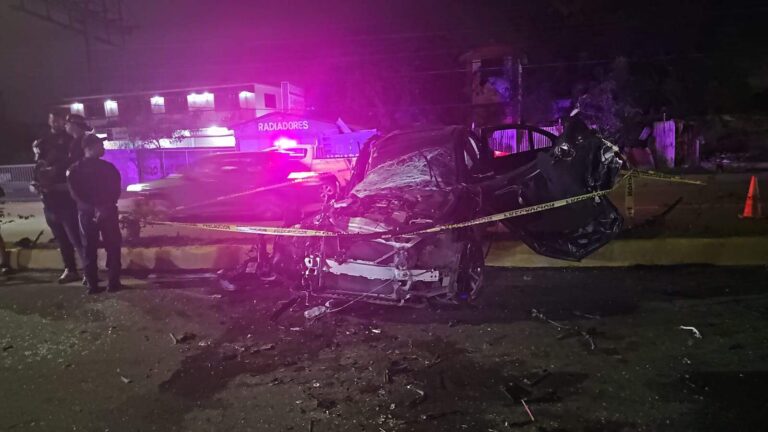 Accidente en Santiago deja al menos un herido y una estación de gasolina destruida