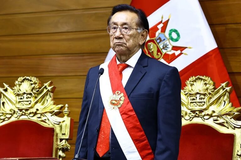 El nuevo presidente de Perú se declara independiente y dice que no tiene partido político