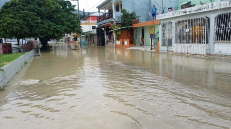 Fuertes lluvias dejan viviendas colapsadas y comunidades inundadas