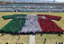 México logra récord Guinness de la camiseta de fútbol humana más grande del mundo