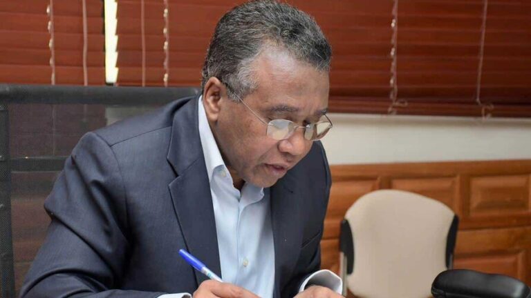 Desconocidos irrumpen en residencia de Félix Bautista; despojan del arma al vigilante
