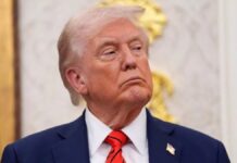 Trump insiste que hay "conversaciones serias" con un nuevo régimen iraní, al que amenaza